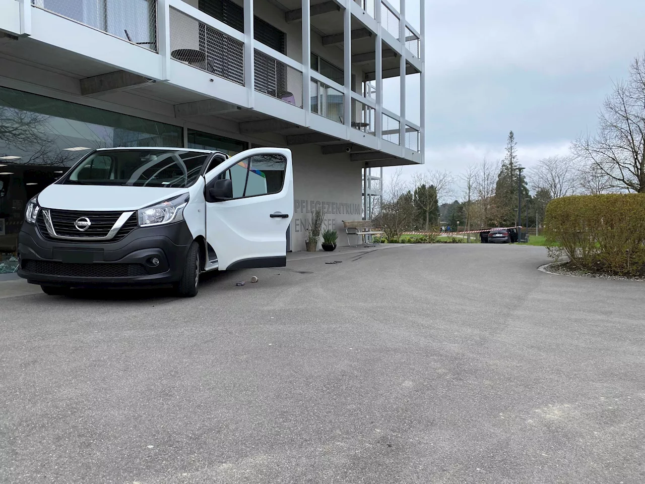 Cham ZG: Senior (80) rammt beim parkieren Lieferwagen in Glasscheibe