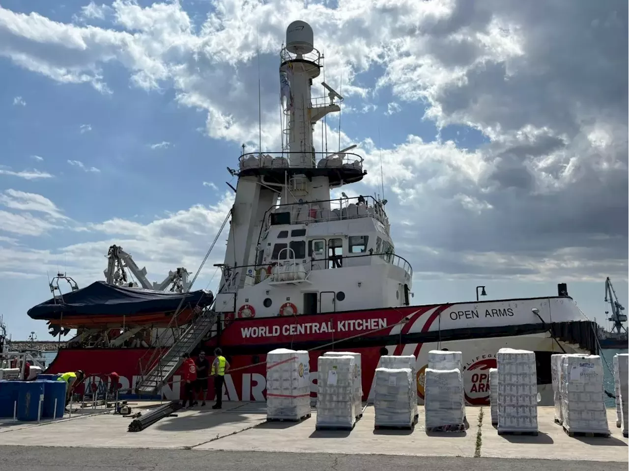 El barco español Open Arms llevará 200 toneladas de comida a Gaza en el corredor humanitario