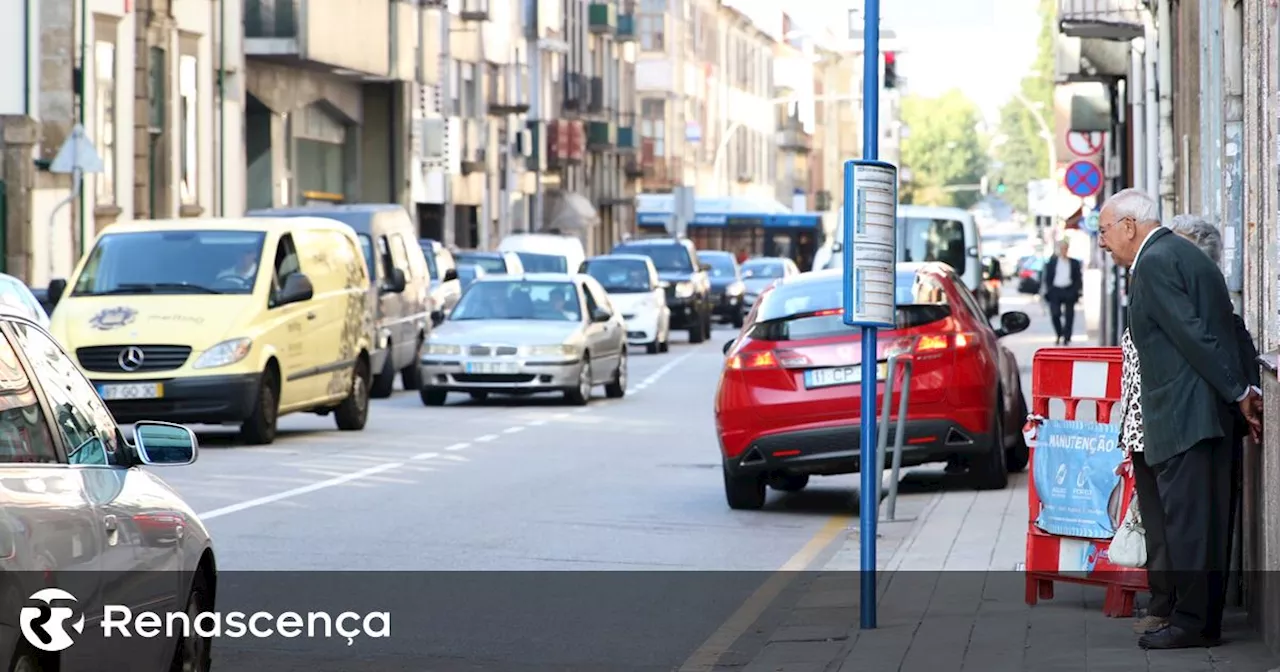 Entregas continuam paradas no trânsito do Porto e a estacionar em segunda fila