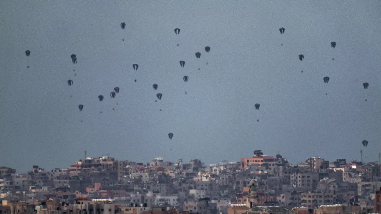 Cinco personas mueren por el impacto de la ayuda humanitaria lanzada por aire en la ciudad de Gaza