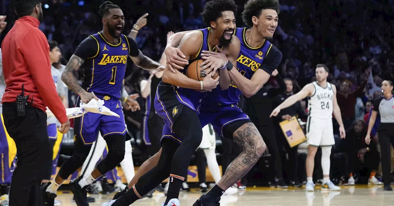 Russell anota 44; carentes de LeBron, Lakers superan a Bucks 123-122