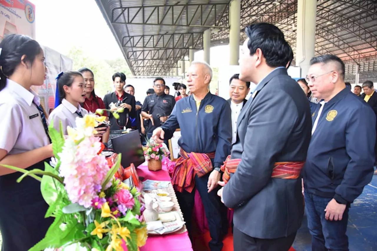 รมว.แรงงาน“พิพัฒน์”เยือนถิ่นอีสาน นำทัพกระทรวงแรงงานพบชาวศรีษะเกษ