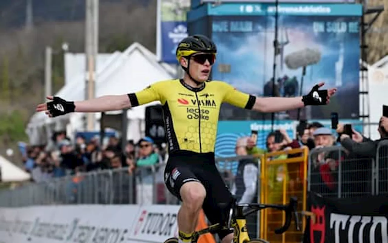 Tirreno-Adriatico, Vingegaard vince quinta tappa ed è il nuovo leader