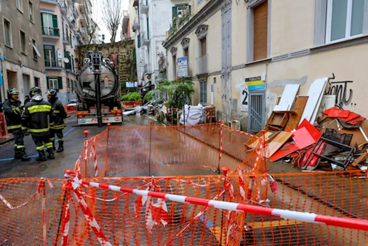 Maltempo, fiume di fango a Napoli in zona Vomero