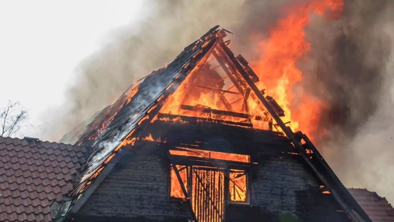 Brände: Bauernhaus brennt: 100.000 Euro Schaden