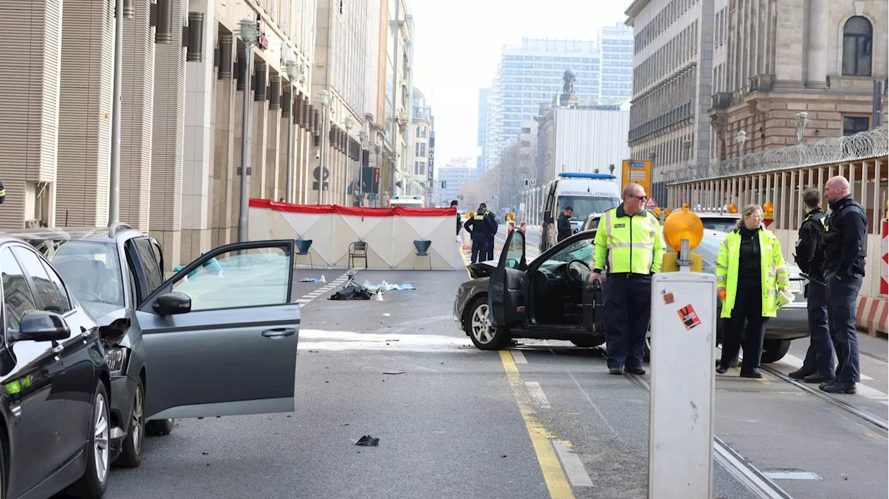 Frontalcrash mit Auto: 41-jährige Mutter nach schwerem Verkehrsunfall in Berlin gestorben