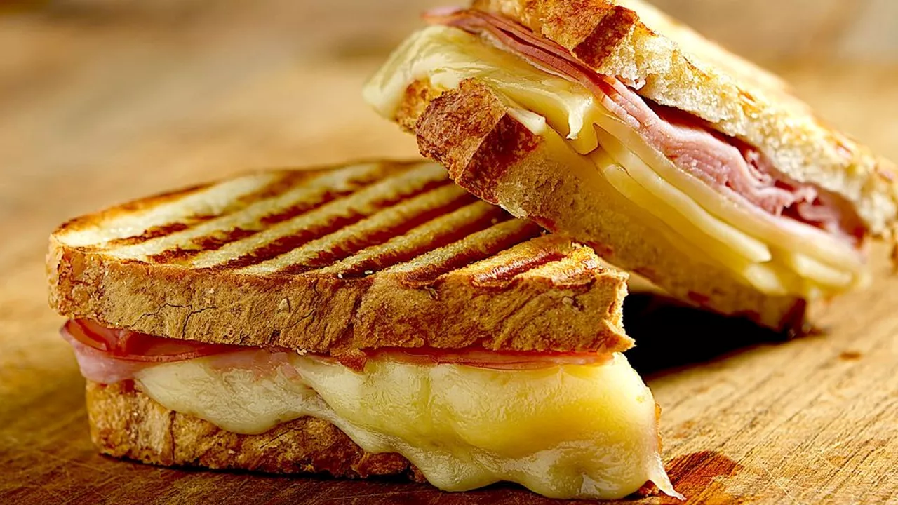 Pane in cassetta, prosciutto e formaggio. Questa è la storia del toast