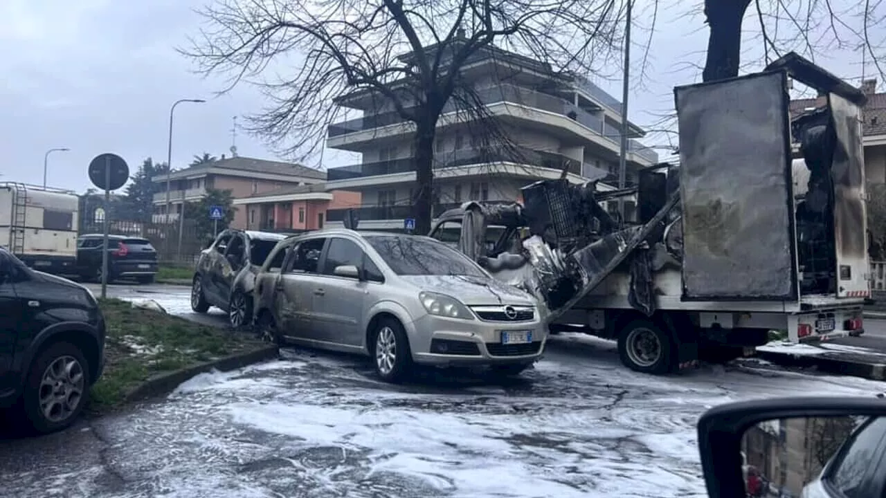 Piromani scatenati: 20 auto a fuoco nella notte