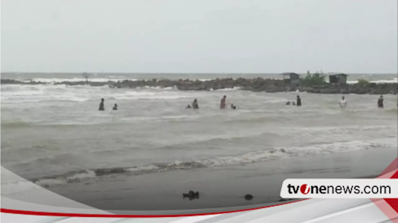 Libur akhir pekan, Pengunjung Nekat Berenang di Pantai Barombong dengan Gelombang Tinggi