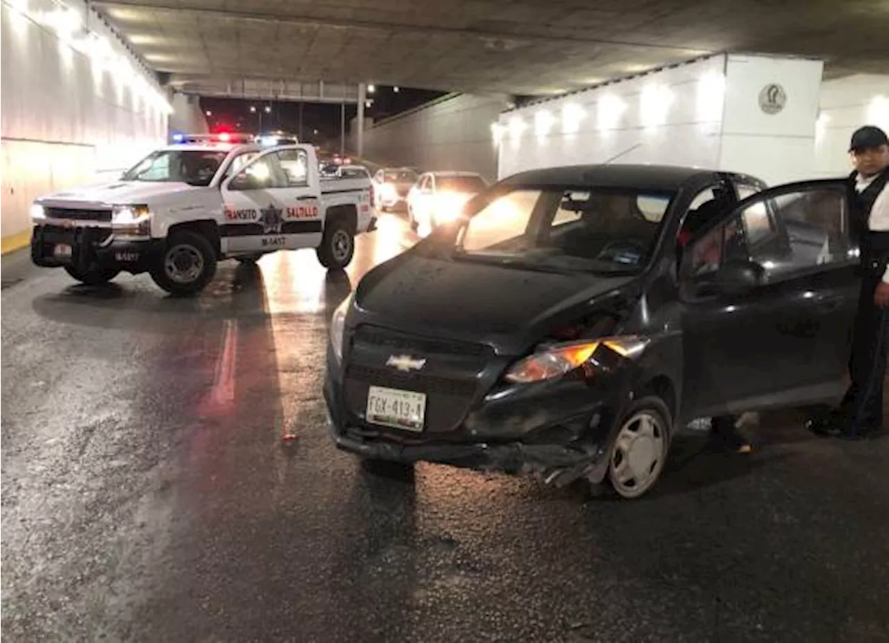 Inexperto conductor pierde control de su auto y derriba a motociclista, al oriente de Saltillo