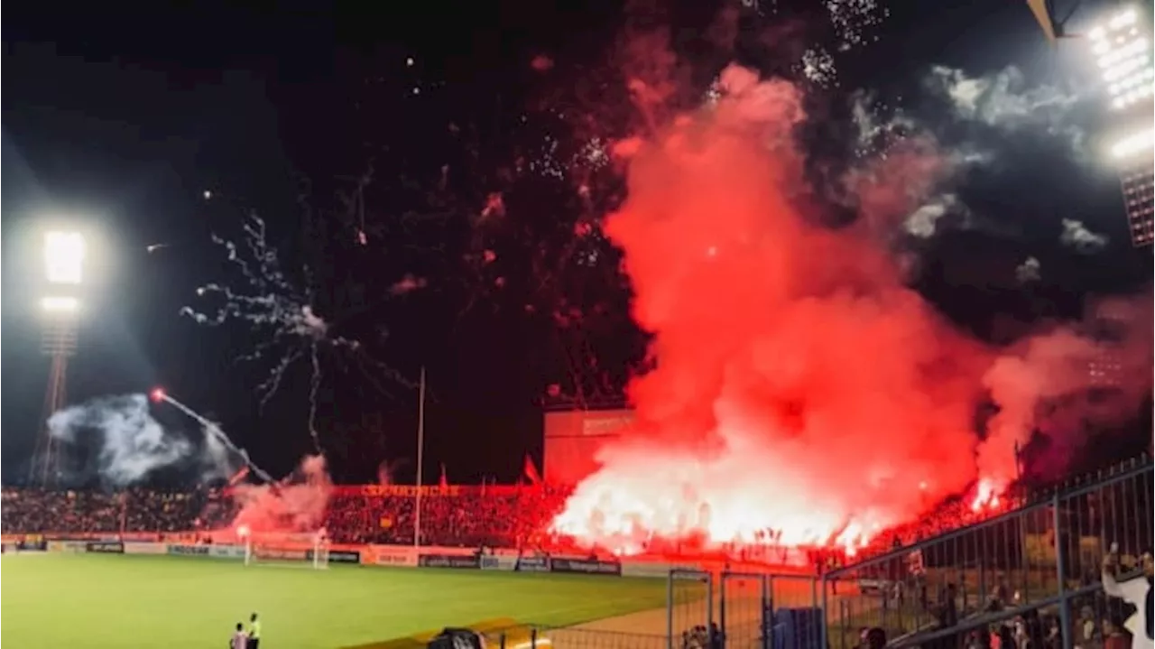 Laga Semen Padang Vs PSBS Biak Mencekam: Stadion Dipenuhi Asap, Suporter Dilarikan Pakai Ambulance