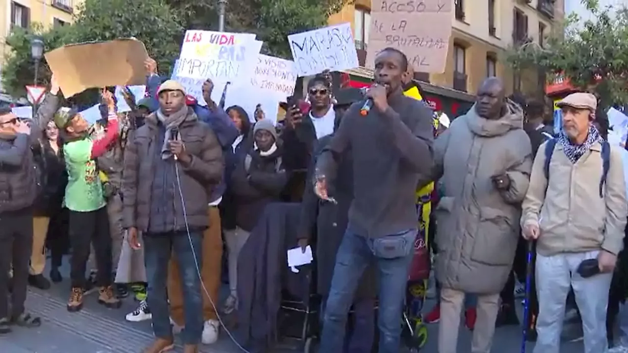 Protesta en Lavapiés contra la intervención de dos agentes: 'Basta de violencia policial'