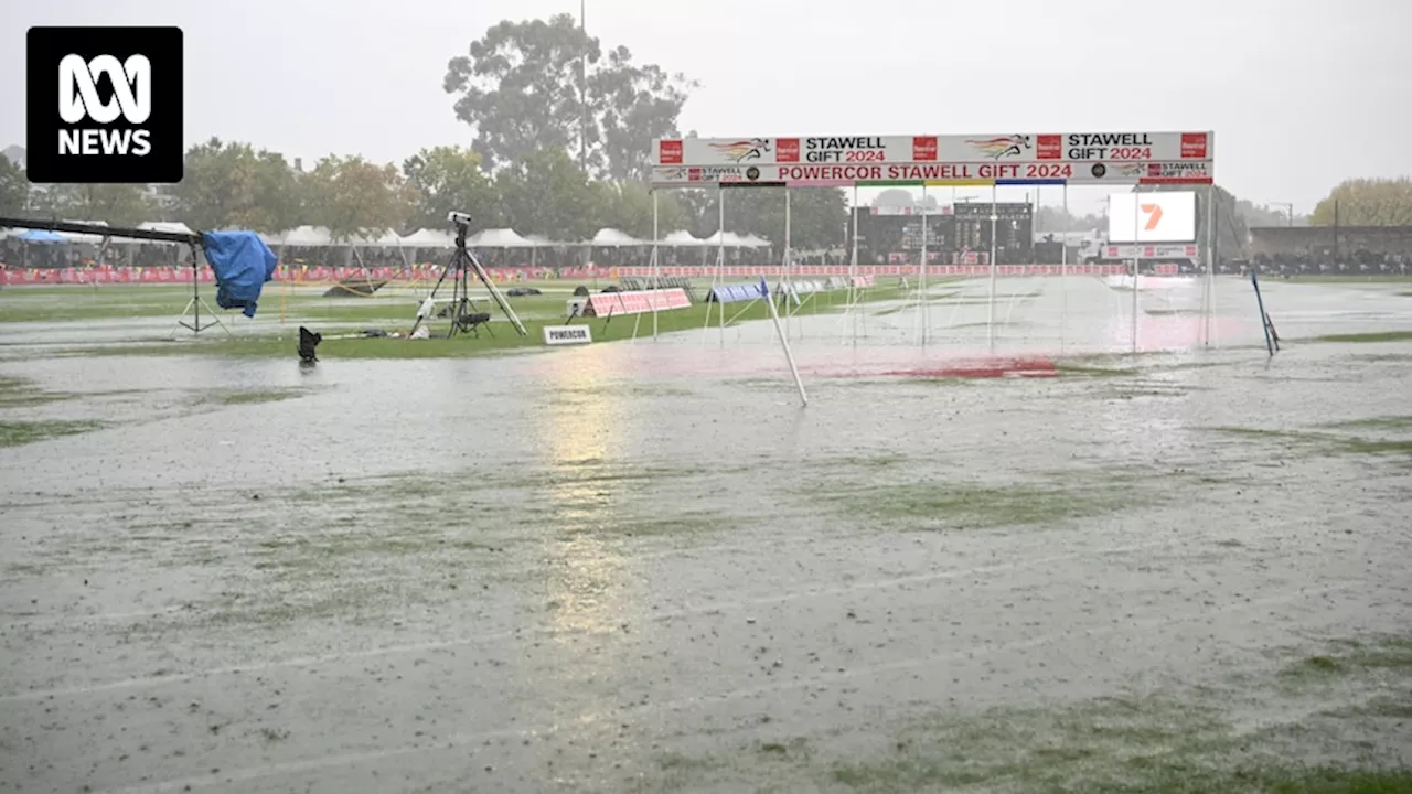 Stawell Gift finals delayed as torrential rain floods running track in Western Victoria