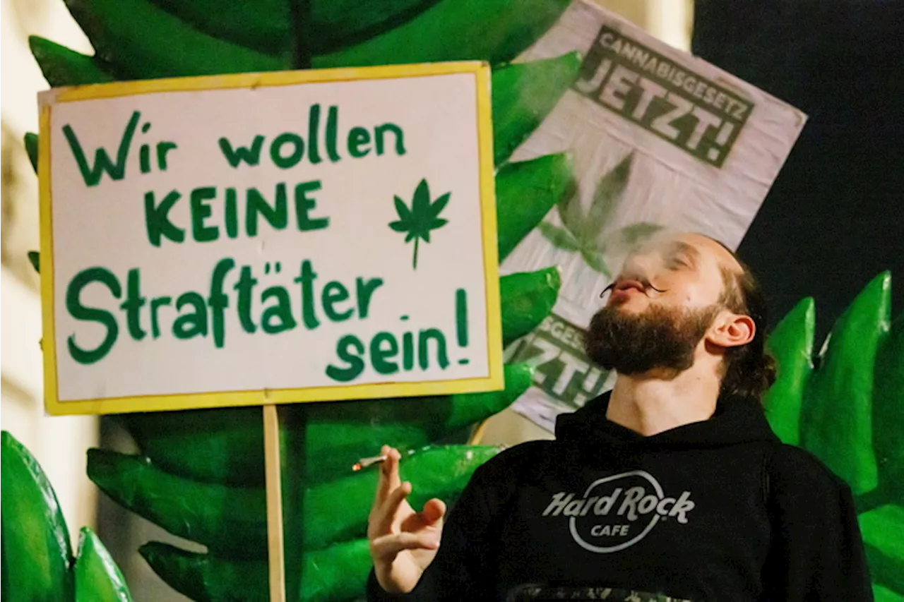 Cannabis legale in Germania, festa in piazza a Berlino