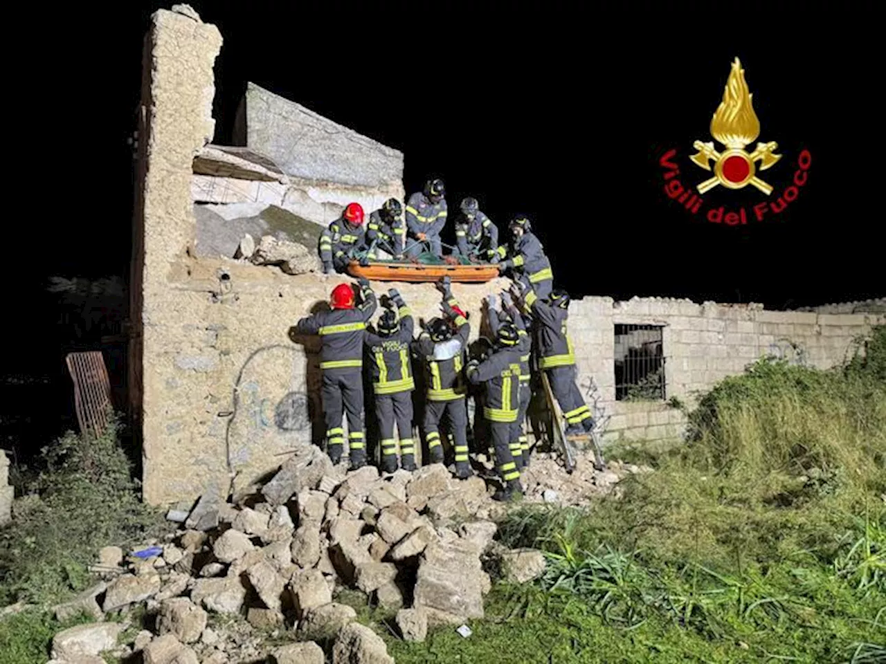 Crolla solaio in una casa diroccata a Nuoro, due morti