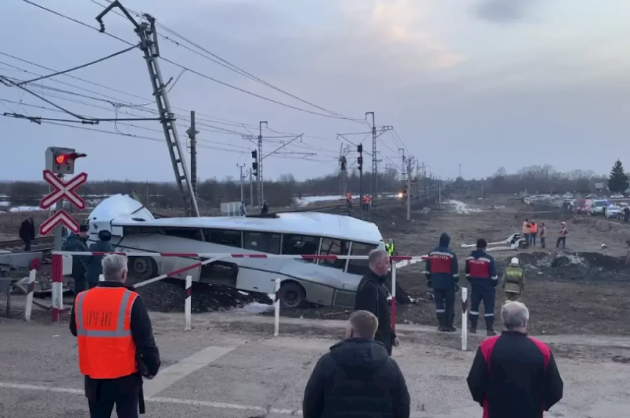 Опубликованы кадры с последними секундами перед ДТП с автобусом и поездом