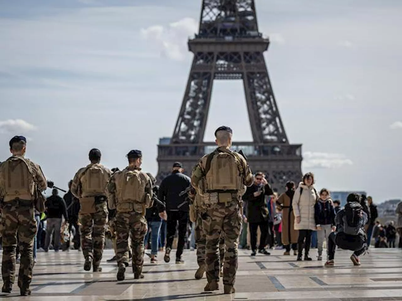 Olimpiadi di Parigi 2024, esclusi 800 addetti alla sicurezza: «Tra di loro islamisti radicali ed ecologisti»