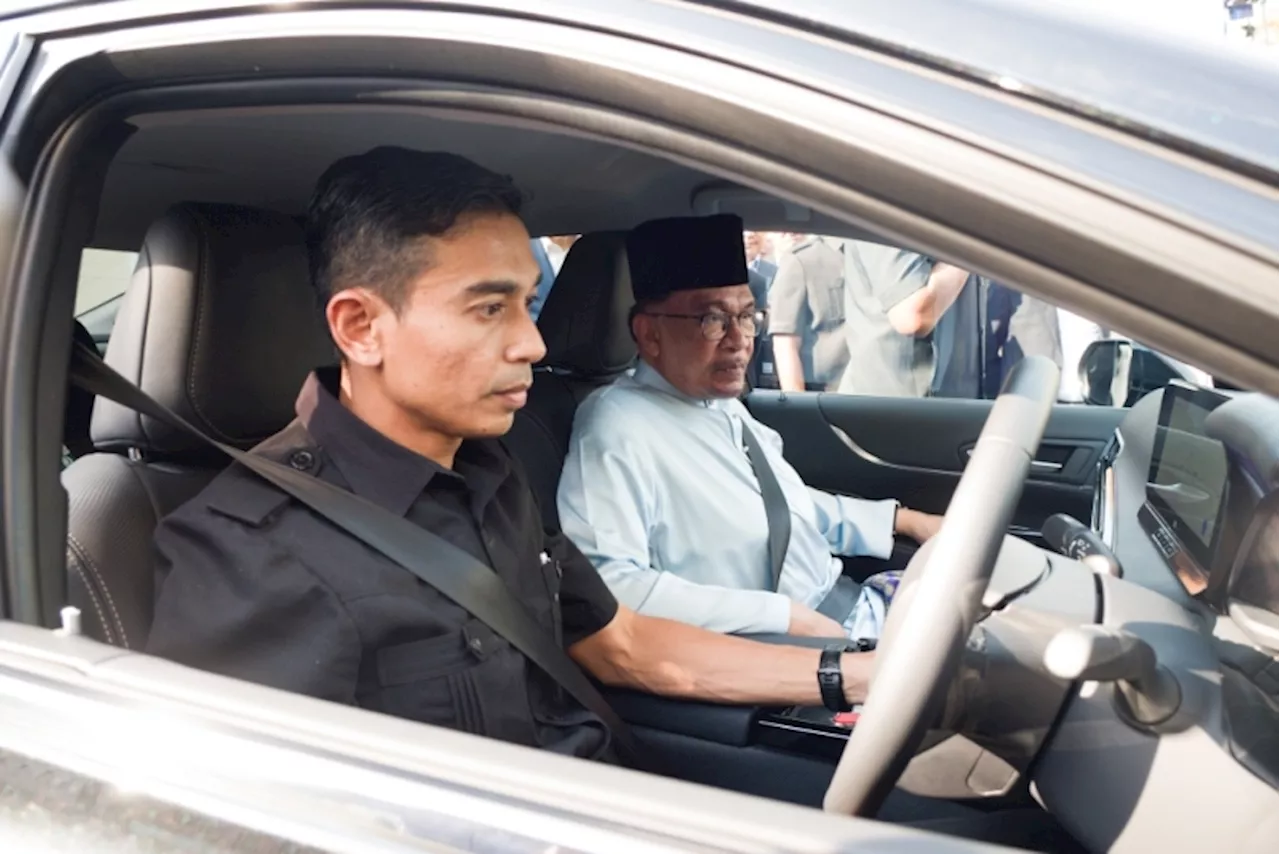 Anwar impressed with hydrogen car and its quieter engine, says Chang