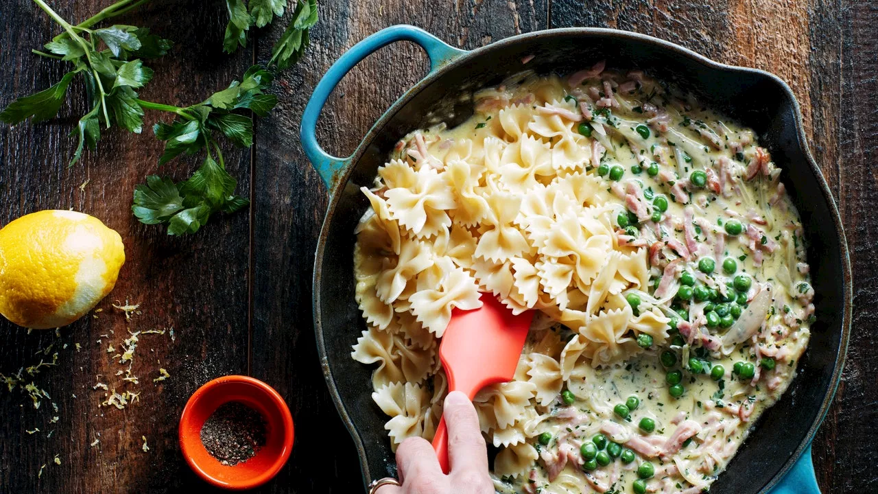 Pasta with 15-Minute Ham, Pea, and Cream Sauce