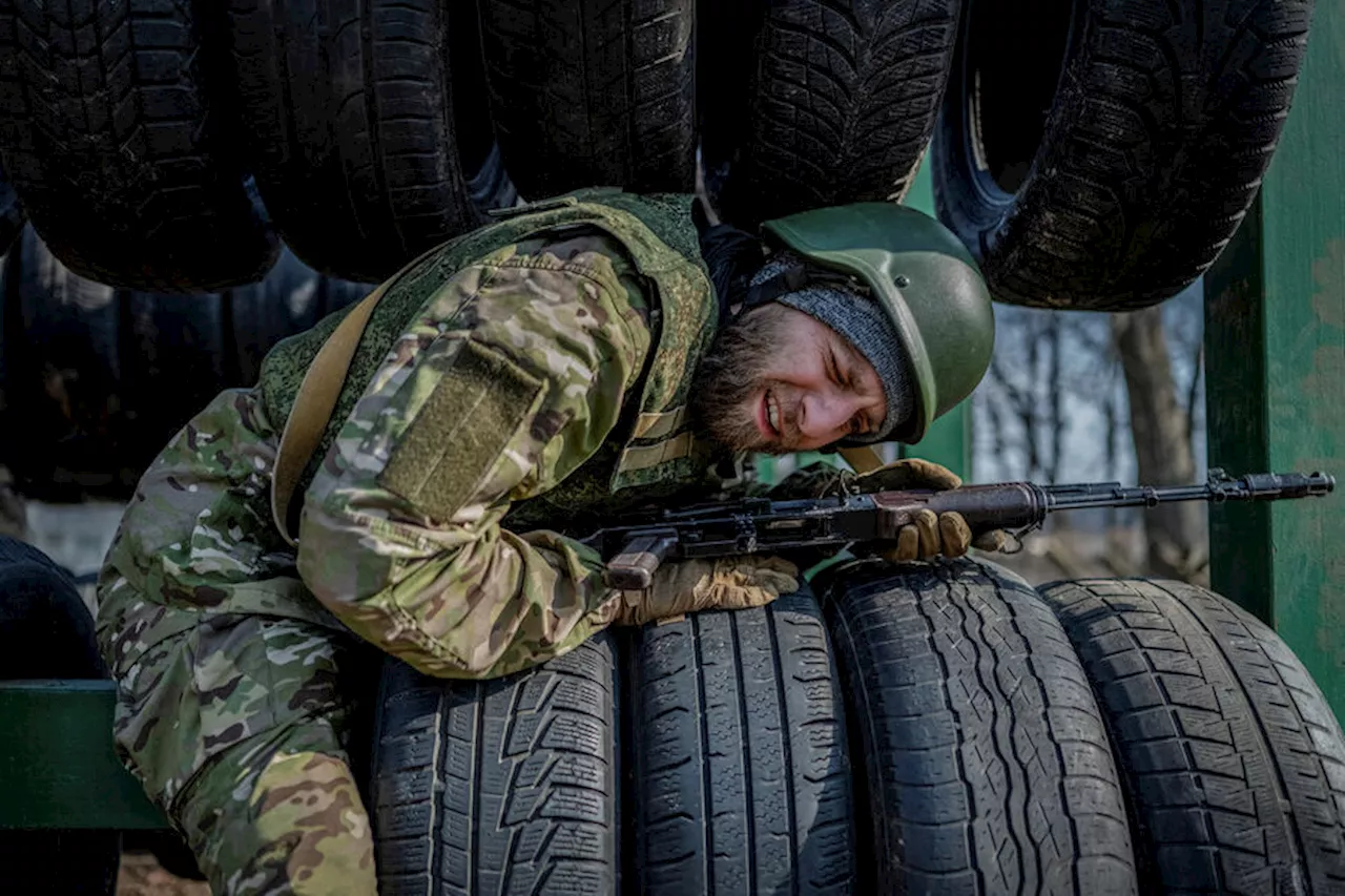 Украинский военком решил уйти на фронт после публикации интимного видео