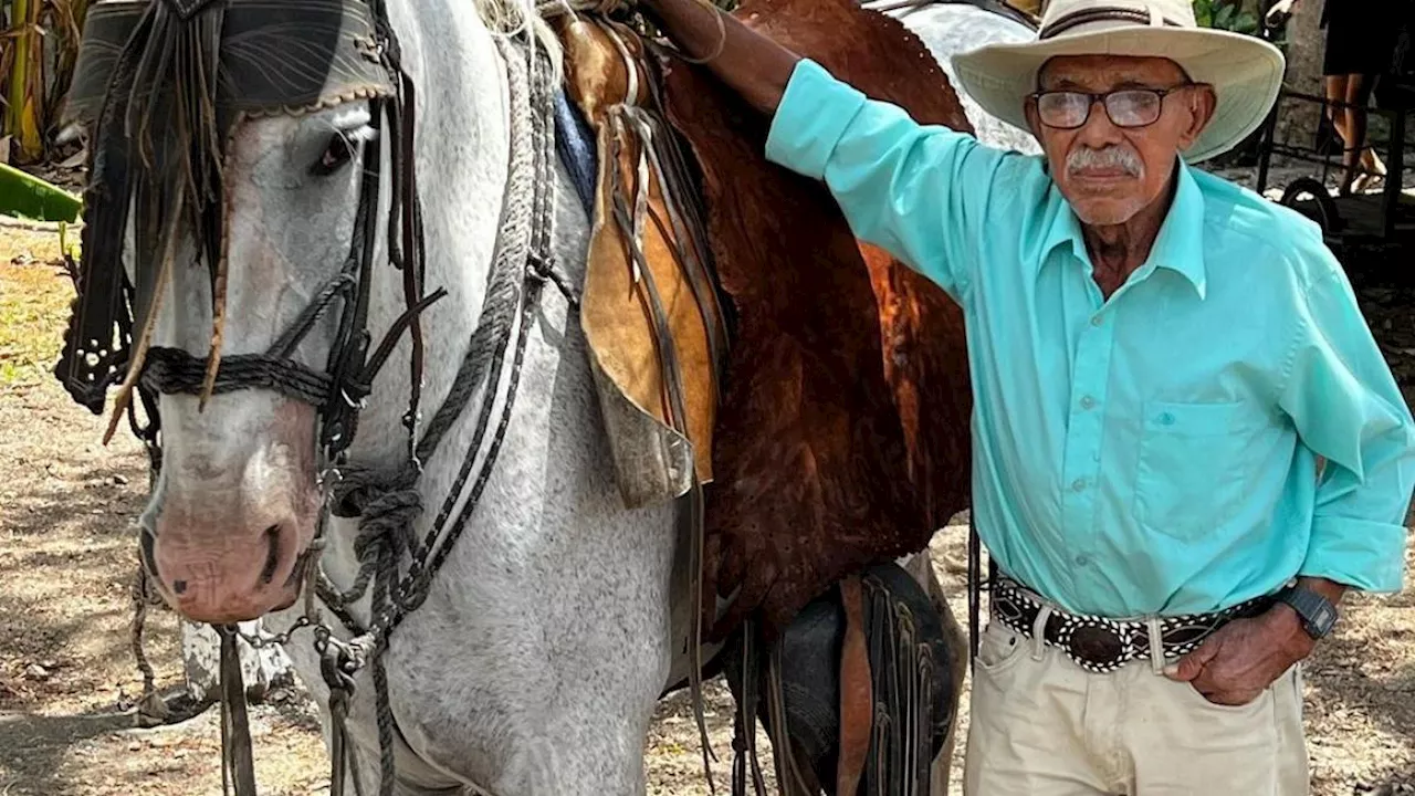 A 102 anni è ancora un provetto cowboy: i segreti della longevità di Ramiro Chavarria