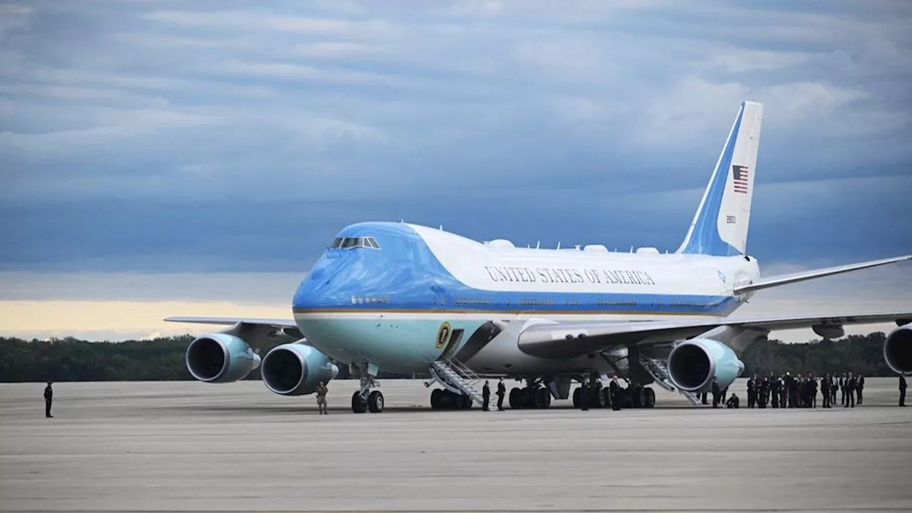 Wartawan Dilarang Bawa Pulang Barang-barang dari Pesawat Air Force One