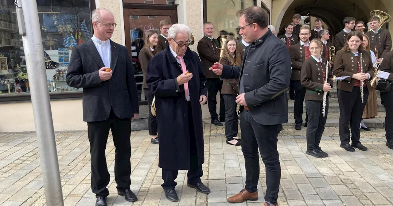 Eierpecken lockt viele Gäste auf den Chamer Marktplatz