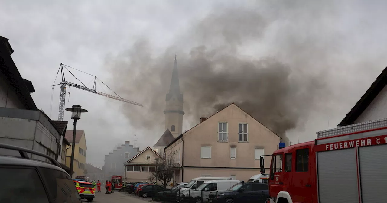 Garagenbrand greift in Hofkirchen auf mehrere Wohnhäuser über