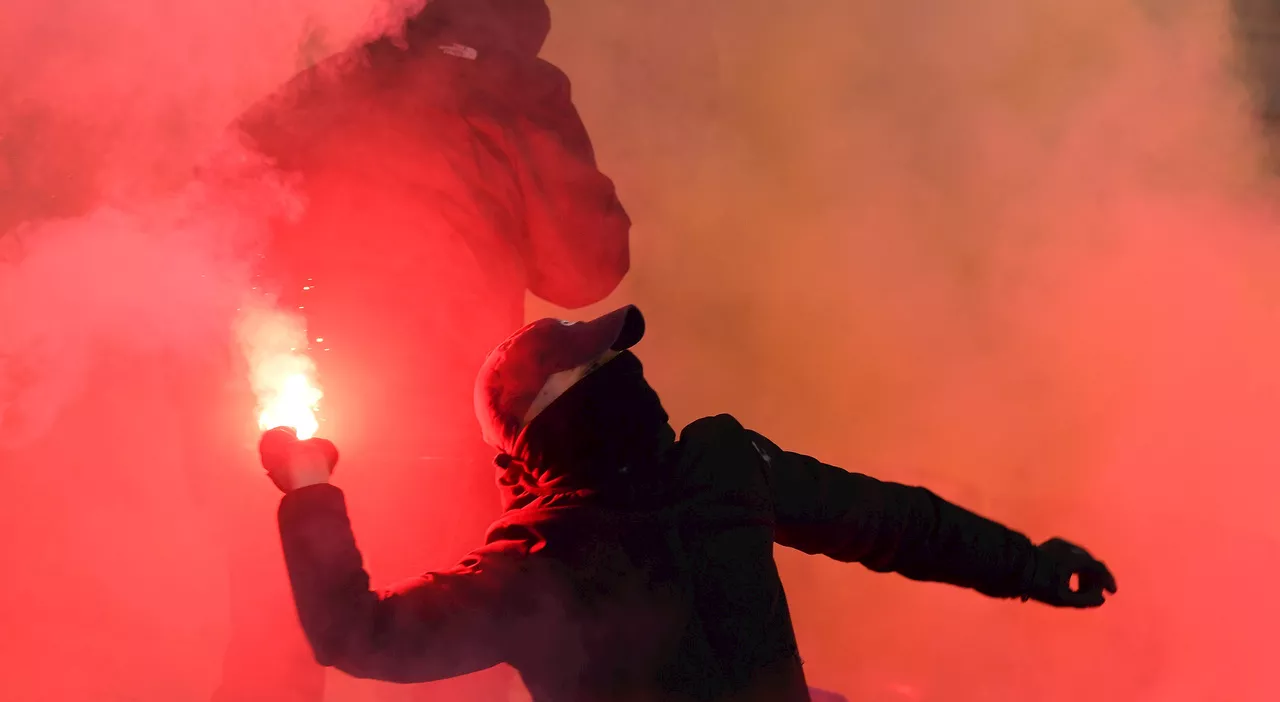 Lecce-Roma, cinque tifosi romanisti aggrediti e derubati appena scesi dal pullman