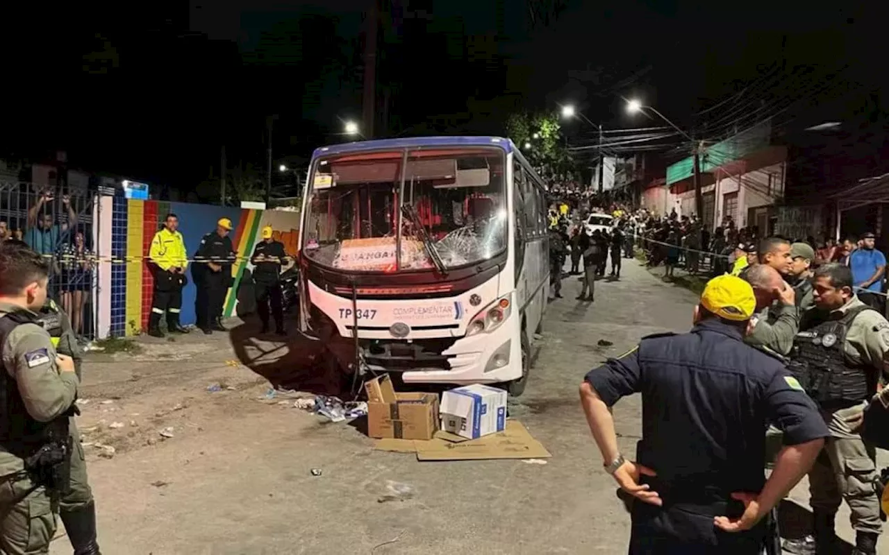 Micro-ônibus atropela fiéis durante procissão; cinco morrem e mais de 20 ficam feridos