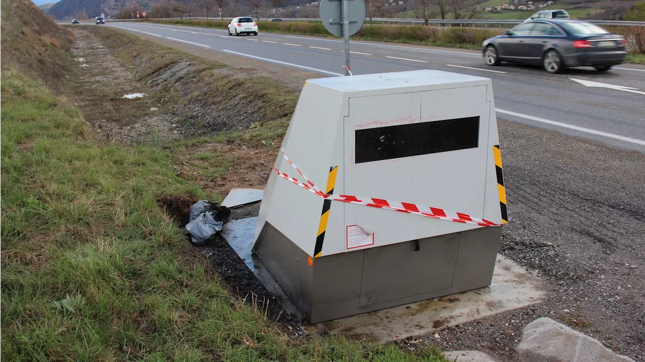 Hautes-Alpes : à peine installé sur la RN94, un radar chantier prend feu près d'Embrun