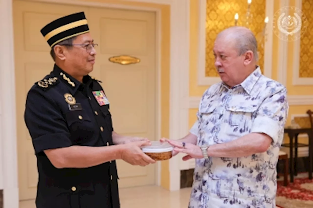 King presents honey to MACC chief symbolising end of ‘honeymoon’ period, gives order to fight corruption