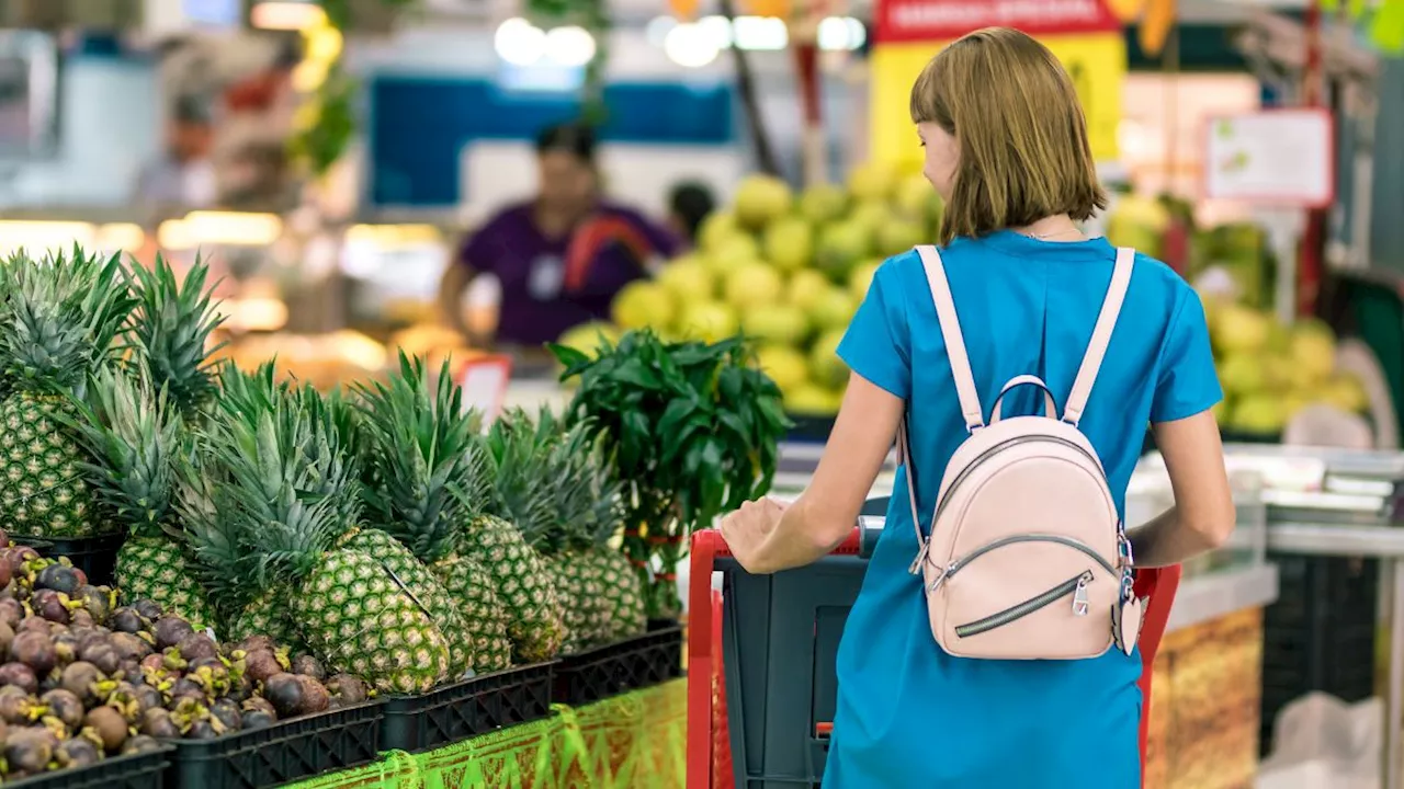 Así es comprar en el supermercado en Cuba; todo esto se gasta