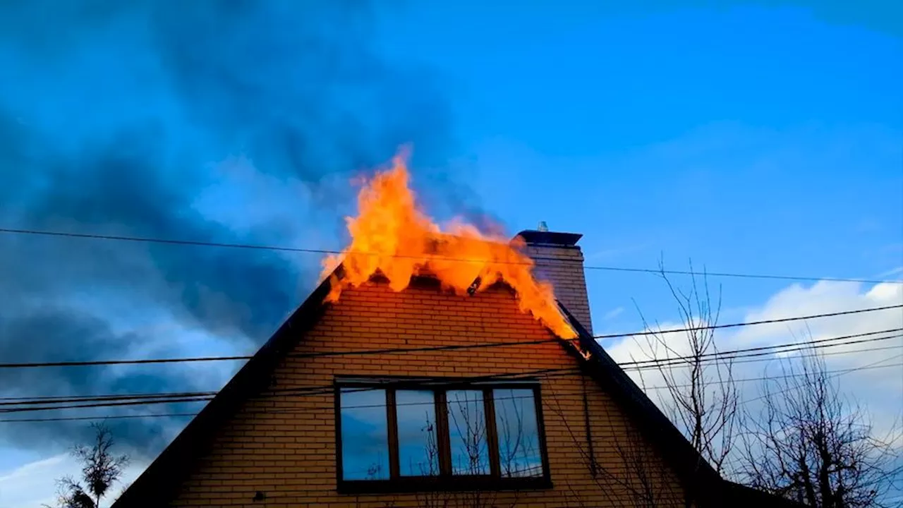 Garagenbrand greift auf Wohnhäuser über: Feuer auch nach Stunden nicht gelöscht