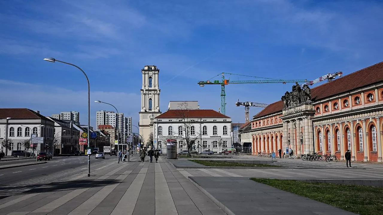 Berlin & Brandenburg: Kapelle im Turm der Garnisonkirche eingeweiht: Proteste