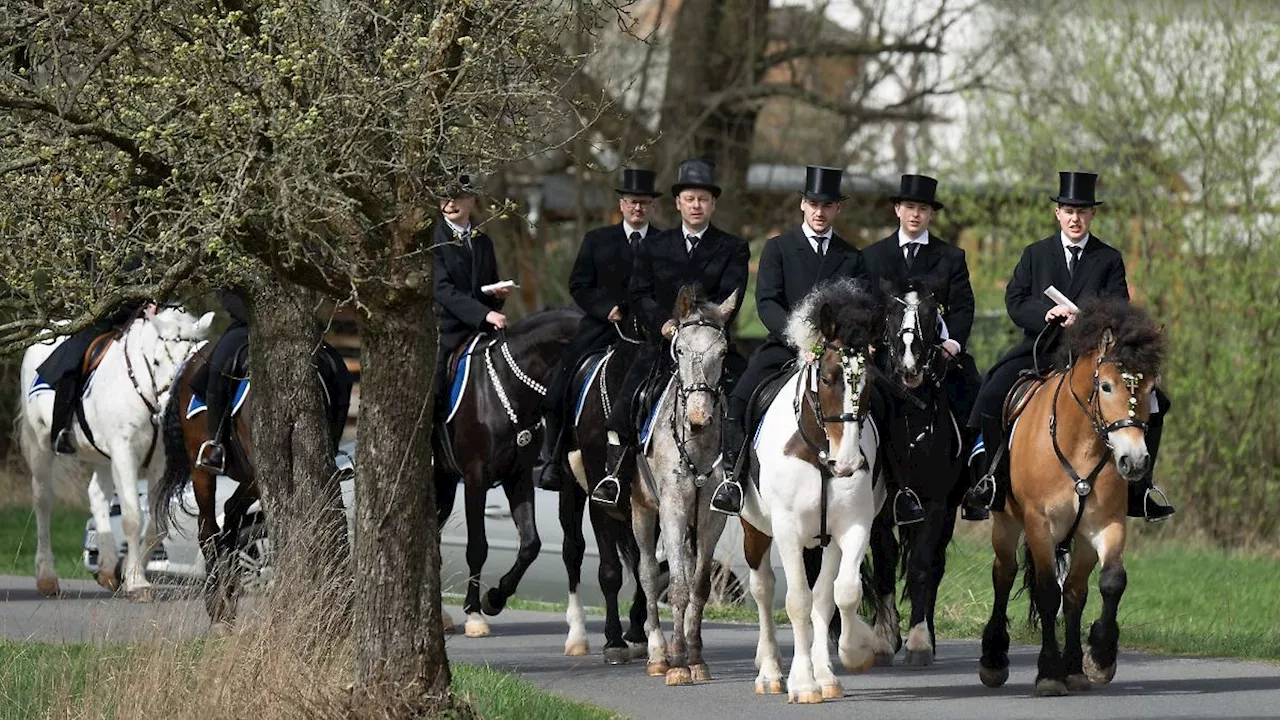 Sachsen: Christliche Reiter und Friedensdemos: Sachsen feiern Ostern