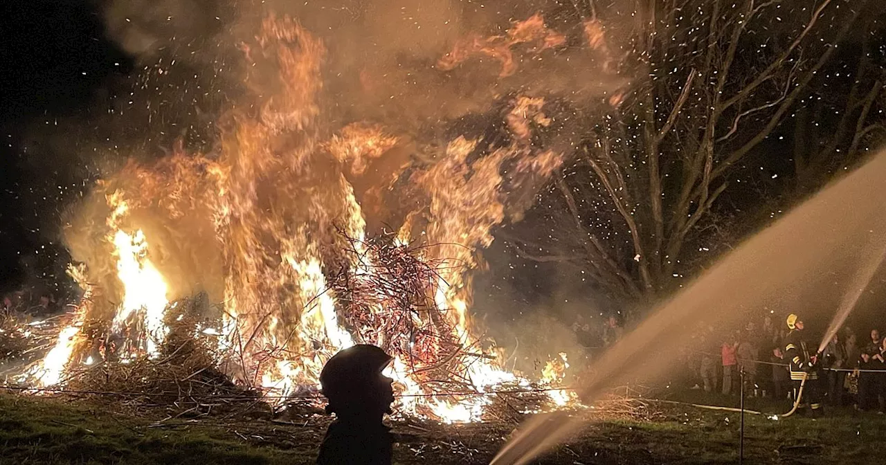 Der Osterhase kommt in Bad Oeynhausen mit Blaulicht zum Osterfeuer