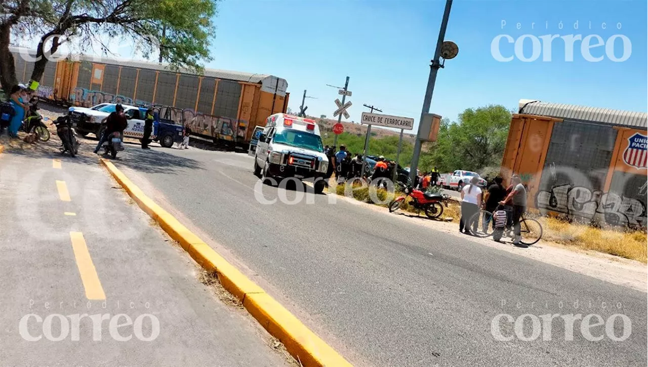 Hombre intenta salvar su camioneta en Purísima del Rincón, pero tren los impactó