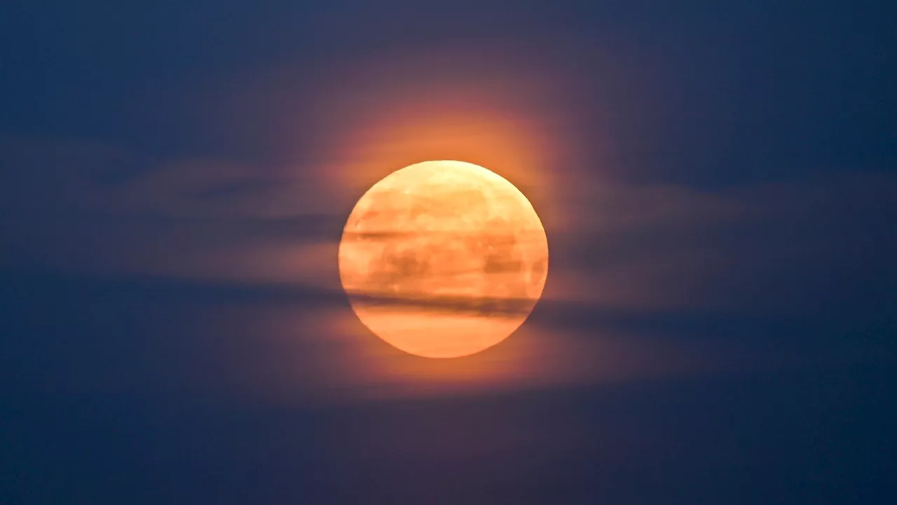 April skygazing: A total solar eclipse, a meteor shower, and the Pink Moon