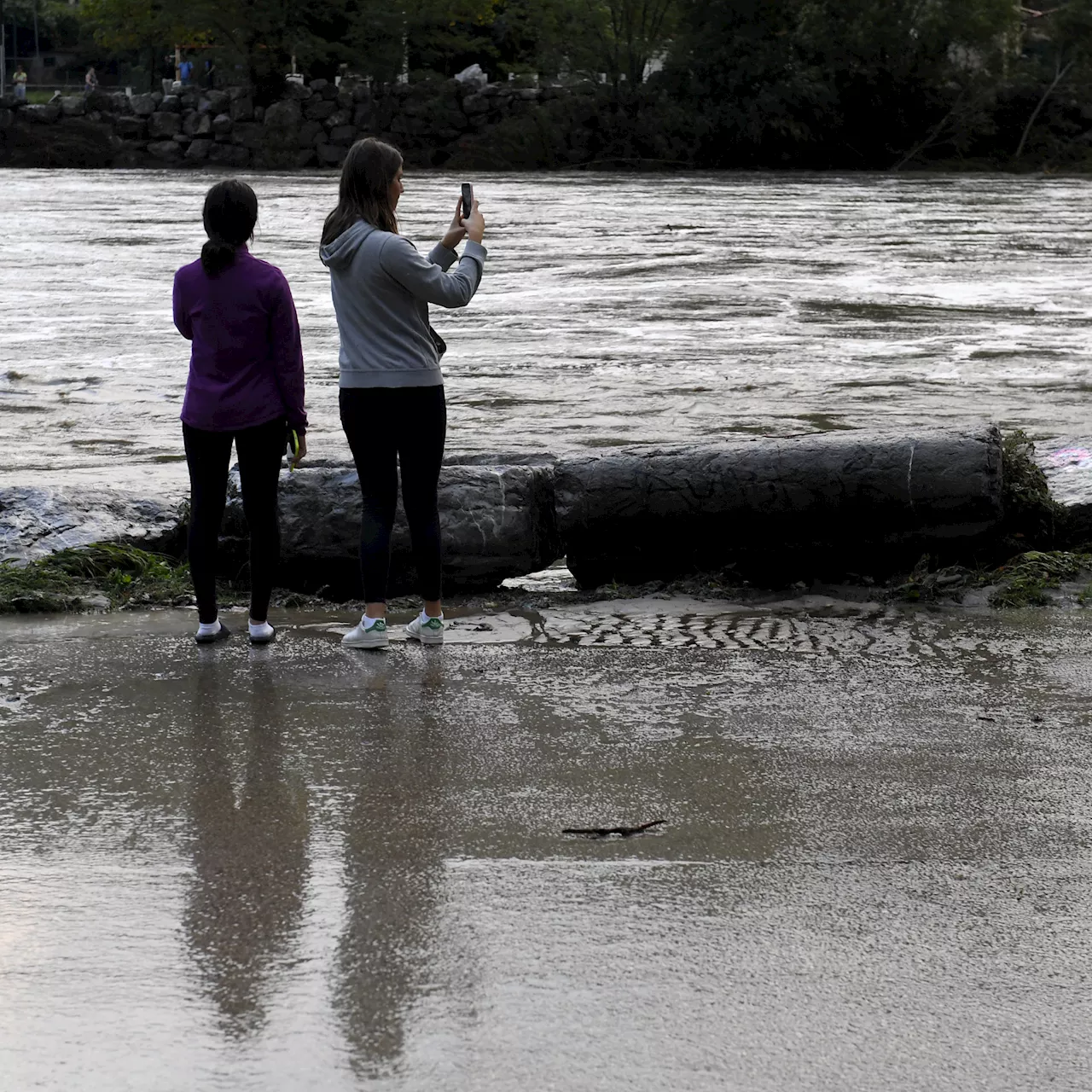 Météo en France : deux départements placés en alerte rouge mardi, huit en vigilance orange