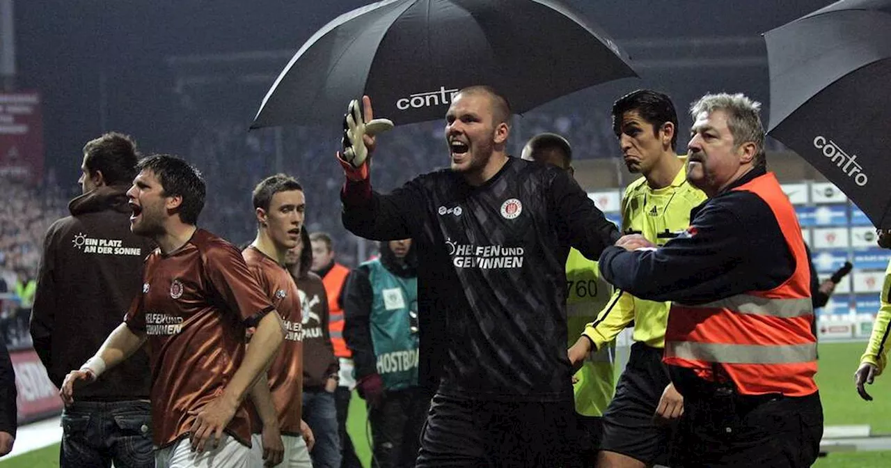 Als das Spiel FC St. Pauli gegen FC Schalke 04 wegen eines Bierbecher-Wurfs abgebrochen wurde