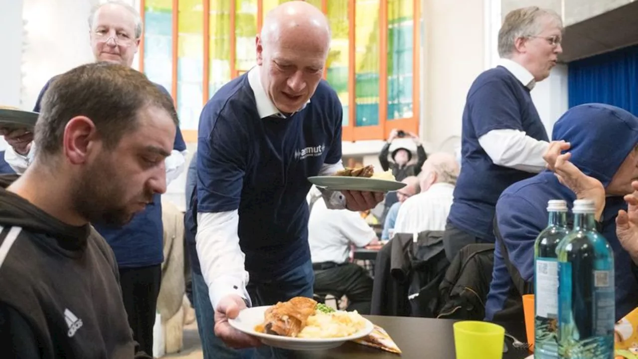 Soziales: Wegner und Bischof Stäblein bei Osterbrunch für Obdachlose