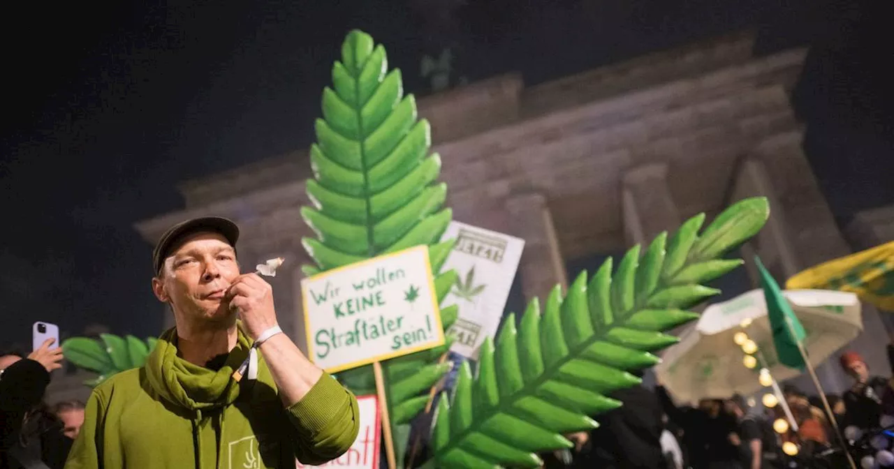 Kiffen vor Brandenburger Tor - Hunderte feiern Legalisierung