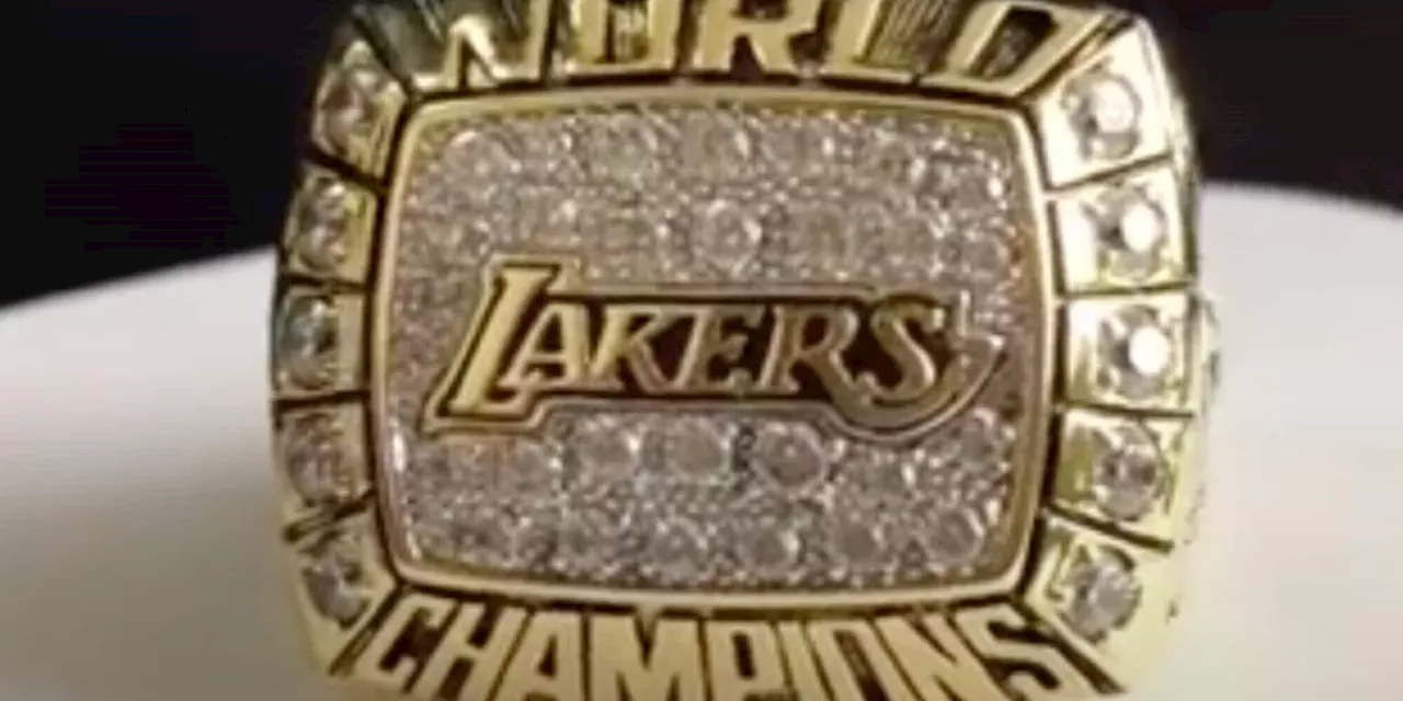 Anello di campione NBA regalato da Bryant al padre venduto all’asta: cifra è da record!