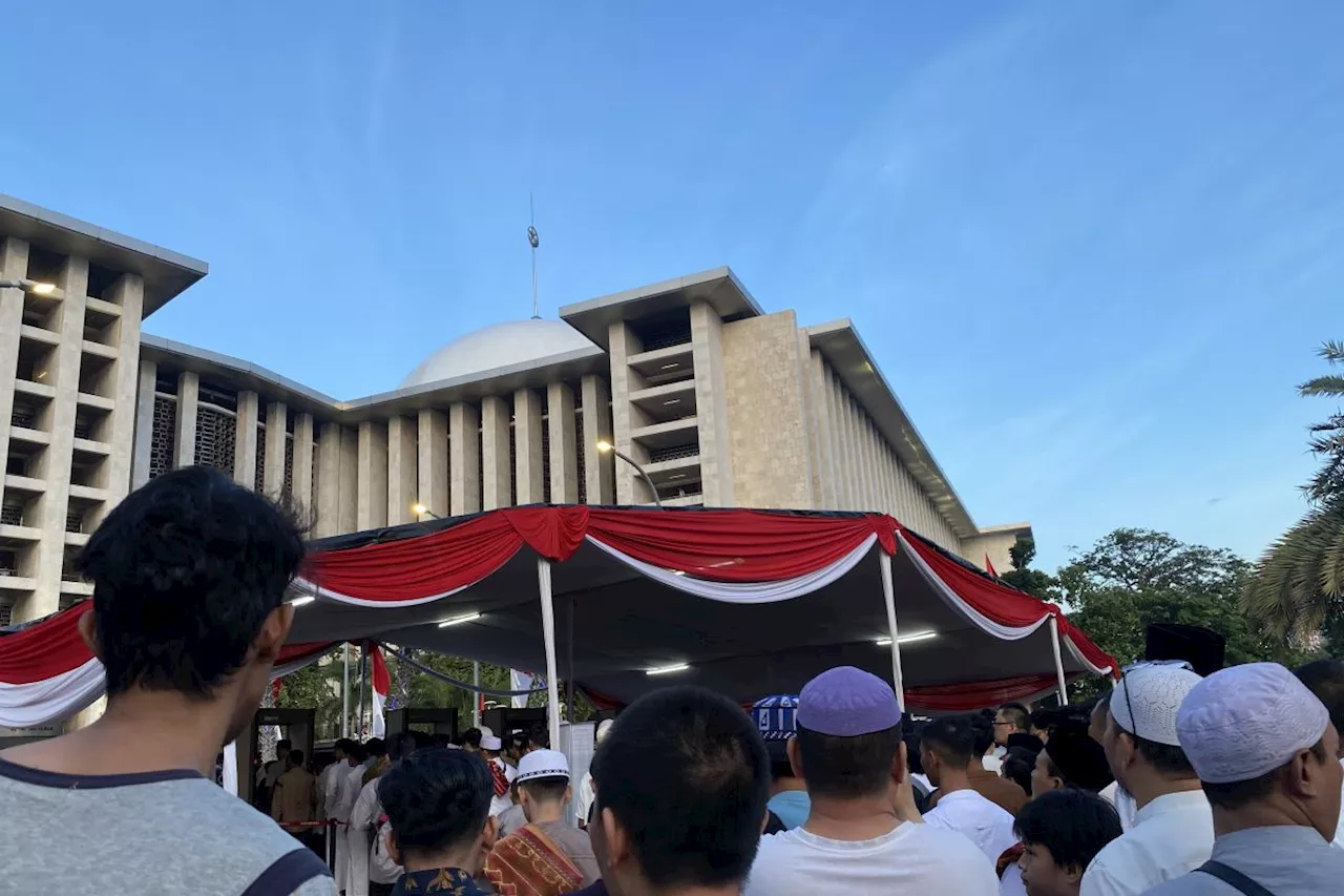 Masyarakat Antusias Menyambut Shalat Idul Fitri di Masjid Istiqlal Jakarta