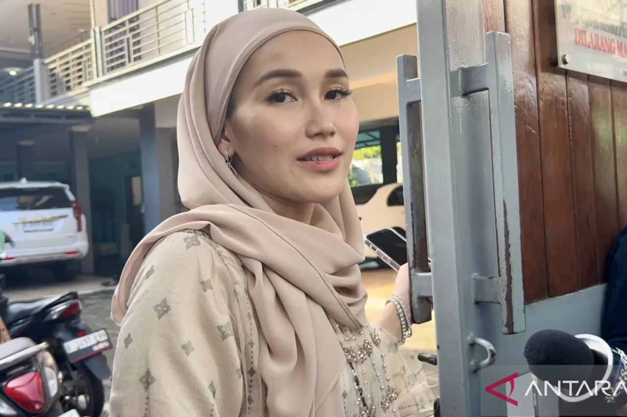 Nyaris terlambat, Ayu Ting Ting laksanakan shalat Id dengan khidmat