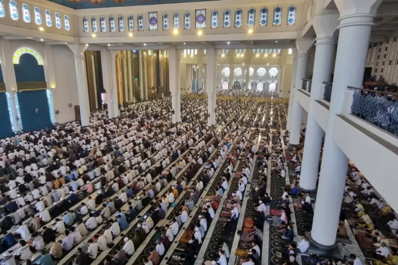 Puluhan Ribu Jamaah Ikuti Shalat Id di Masjid Al-Akbar Surabaya