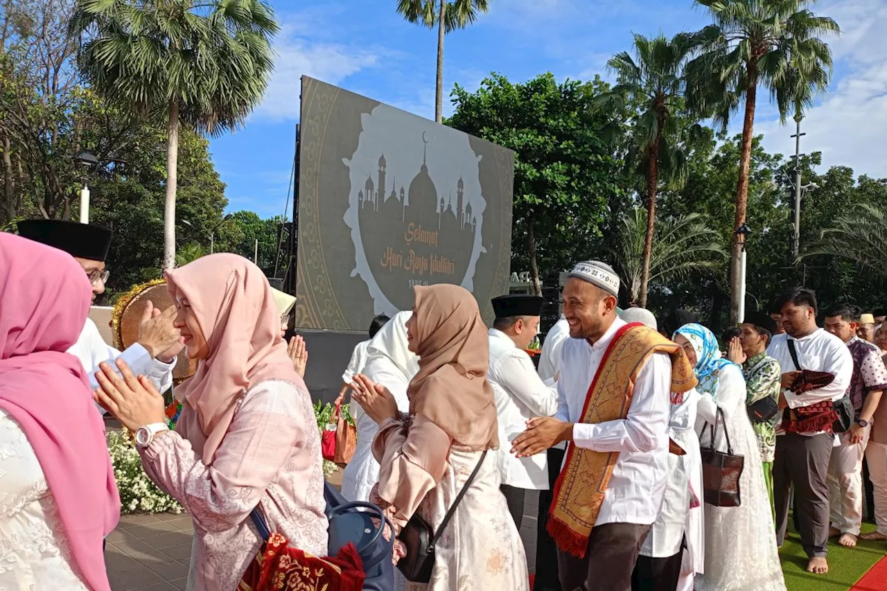 Sekda DKI Jakarta Joko Agus Setyono Bersalaman dengan Jamaah Shalat Idul Fitri