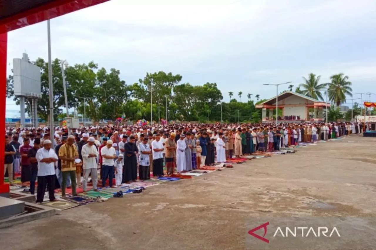 Umat Muslim di Kabupaten Mimika Mengikuti Shalat Idul Fitri 1445 Hijriah