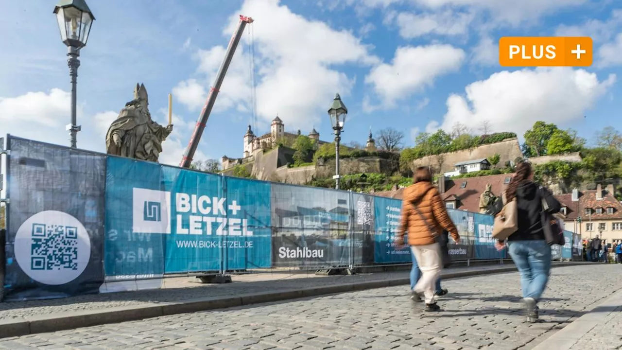 Zaun auf der Alten Mainbrücke in Würzburg: Was hinter dem Sichtschutz passiert